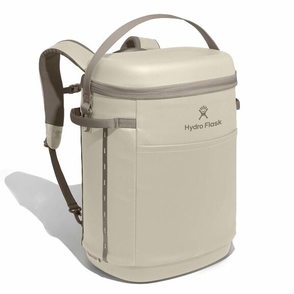 carryouttm-backpack-22-l-y4 18pco114-carryout-backpack-22l-oat-angled_1.jpg