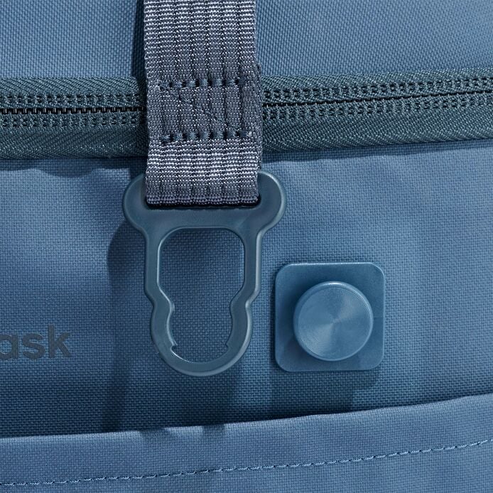 carryouttm-soft-cooler-30-l-b9 250815_hydro_cooler_details_14856_2_5.jpg