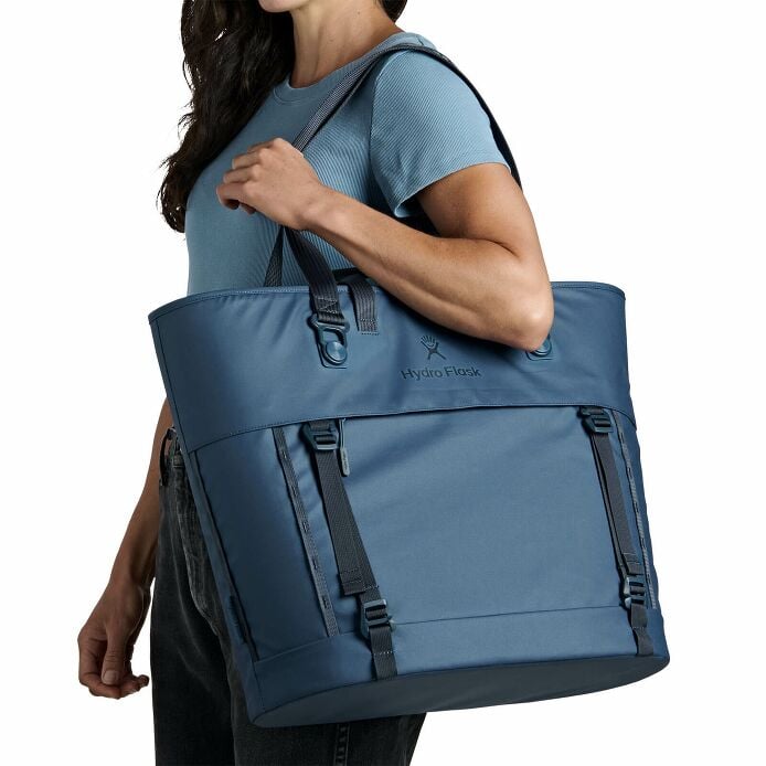 carryouttm-soft-cooler-tote-30-l-y9 250815_hydro_s26_hb_14614_2.jpg