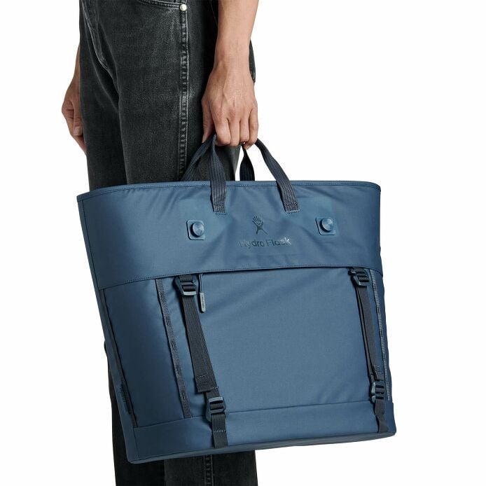 carryouttm-soft-cooler-tote-30-l-y9 250815_hydro_s26_hb_14619_2.jpg