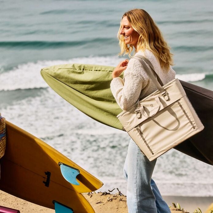 carryouttm-soft-cooler-tote-20-l-g8 hf_carryout_bouwer_d1_l1_torrey_pines_lifestyle_1142_1_1.jpg