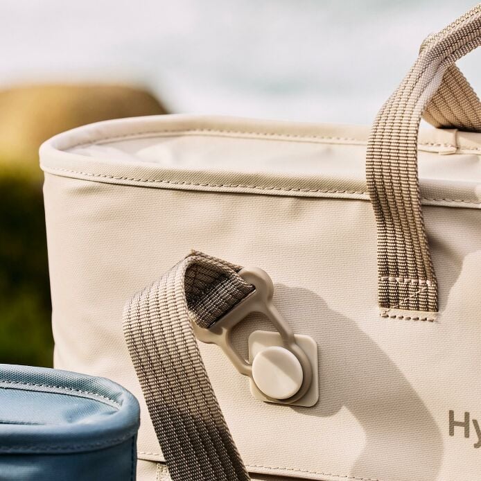 carryouttm-soft-cooler-tote-10-l-a3 hf_carryout_bouwer_d1_l1_torrey_pines_still_life_0123_4.jpg