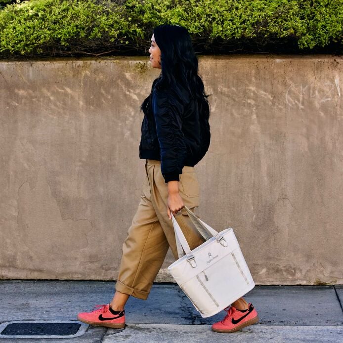 carryouttm-soft-cooler-tote-10-l-a3 hf_carryout_bouwer_d2_l1_stone_steps_0131_3.jpg