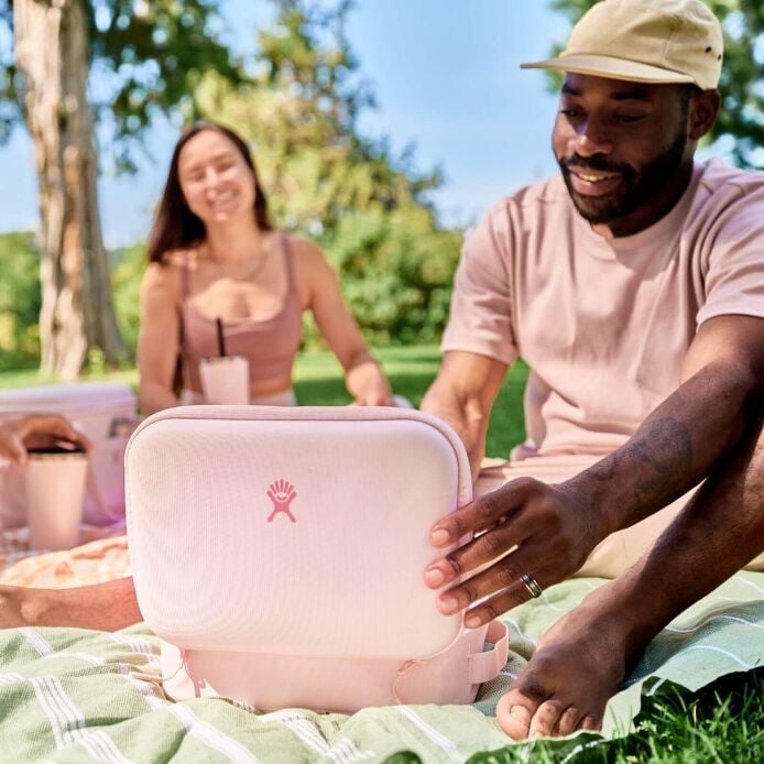 5-l-carry-outtm-lunch-box-b1 hf_s24_trillium_45_1.jpg